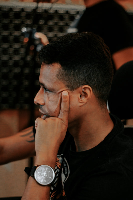 man in black crew neck shirt